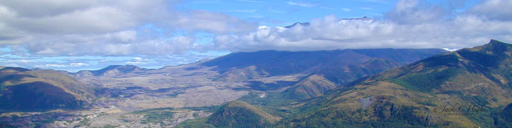 Panaromic view of Mount St Helens with lots of clouds